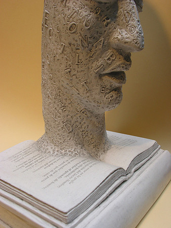 Estatuilla para el Premio"amigo de las bibliotécas populares" entregado por la CONABIP a Leon Gieco