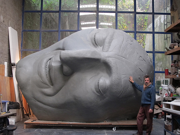 Junto al sueño, modelado en plastilina, previo al pasado en el material definitivo