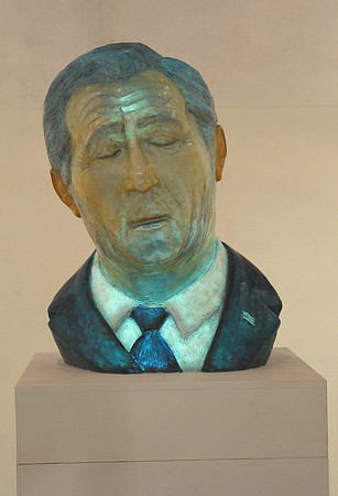 Bush triptico: transparente, escultura translucida con proyección de video en su interior.