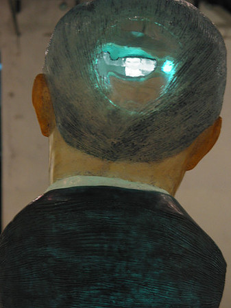 Bush triptico: transparente, escultura translucida con proyección de video en su interior. Atras